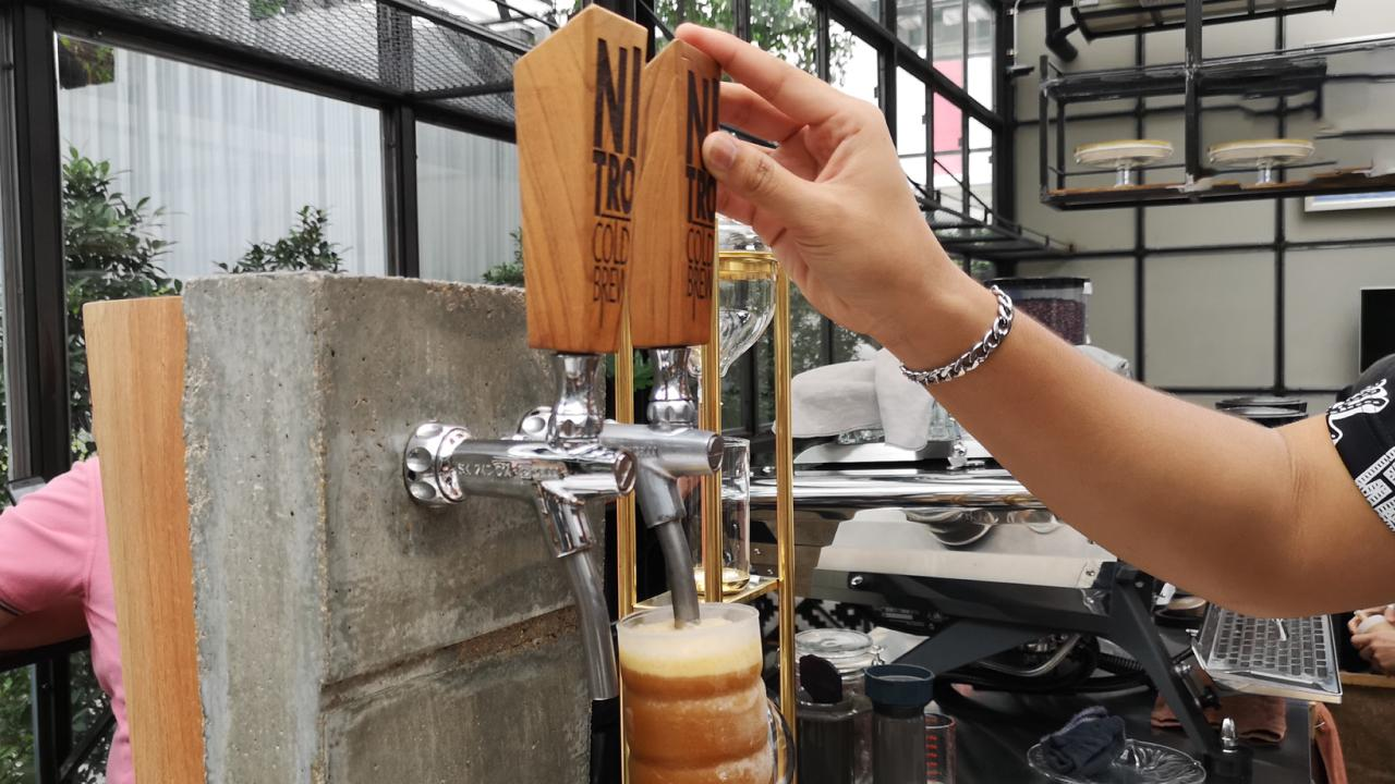 Khí Nitơ N2 tạo bọt mịn cho nitro cold brew tại quán cà phê